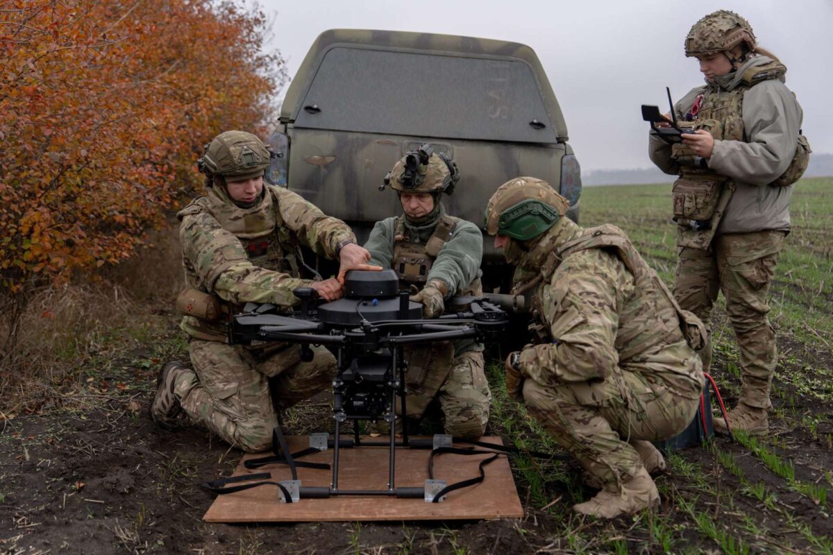 Τα drones στην Ουκρανία δεν είναι μόνο για να σκοτώνουν: Οι παραδόσεις μπισκότων, μπέικον και μαγιονέζας που σκορπίζουν χαμόγελα