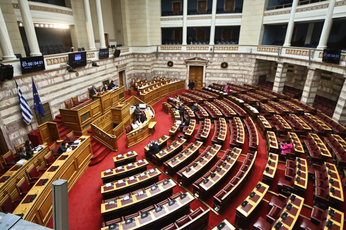 Επιστολική ψήφος και εκλογική περιφέρεια με τρεις έδρες για τους απόδημους