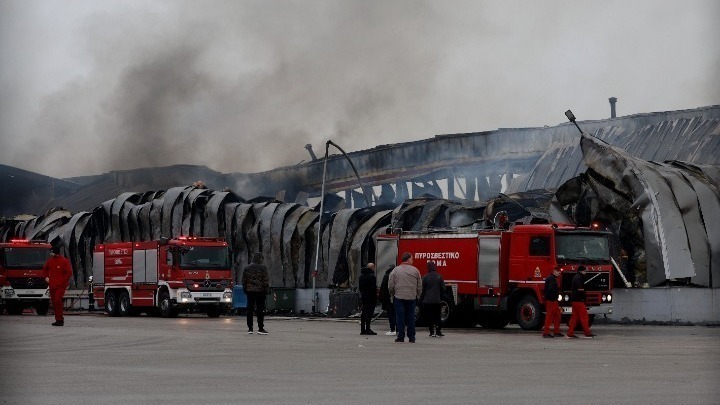 Έρευνα για την έκρηξη στη “Βιολάντα”: Έφοδος της ΔΑΕΕ στο σπίτι του ιδιοκτήτη της εταιρείας και σε γραφεία