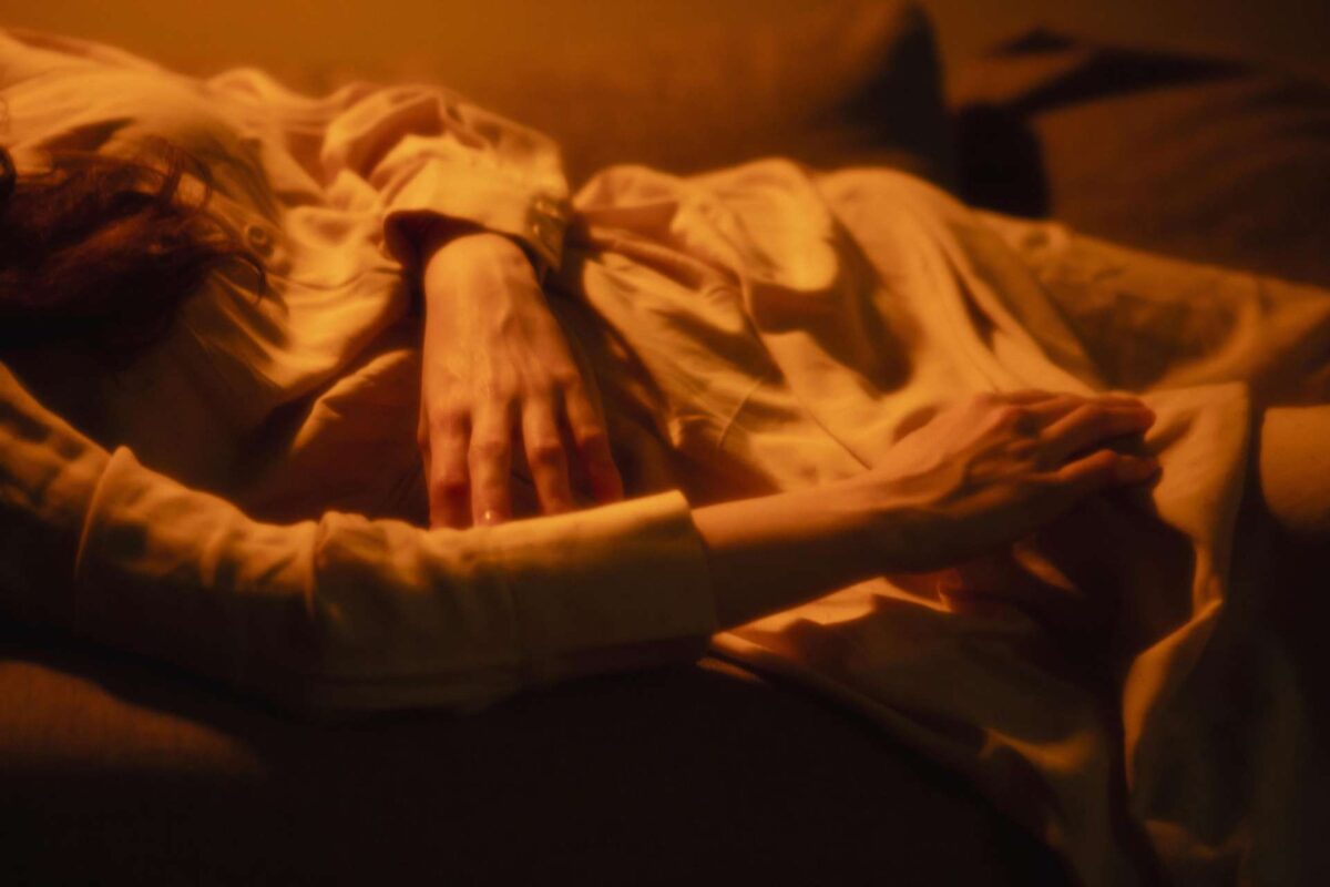 Πώς ένας ερευνητής του σκοτεινού διαδικτύου έσωσε 12χρονη από χρόνια κακοποίηση χάρη στις  εικόνες ενός τοίχου κρεβατοκάμαρας