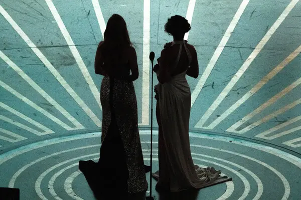 Μου λένε ότι… Οι 2 κύριες, το ερωτικό πάθος, η κοινή εταιρία παραγωγής και η αγάπη στους κουραμπιέδες…