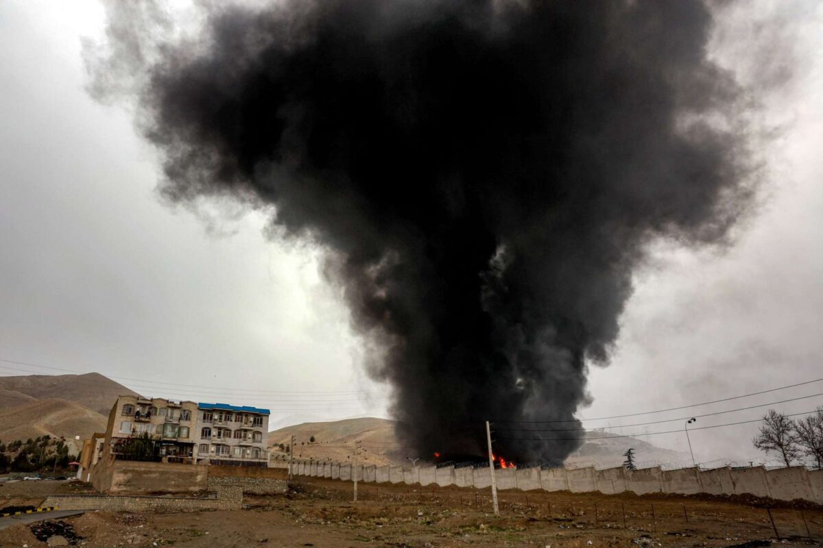 Ιράν: Προειδοποίηση για τοξικούς ρύπους και όξινη βροχή μετά τις επιθέσεις σε δεξαμενές πετρελαίου