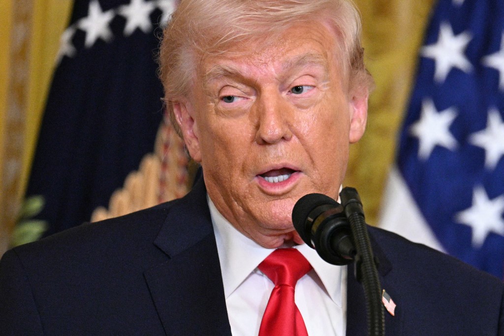 Τραμπ: «Τέλος στις δωρεάν υπηρεσίες ασφαλείας» – Πιέσεις σε ΕΕ και Ασία για τα Στενά του Ορμούζ