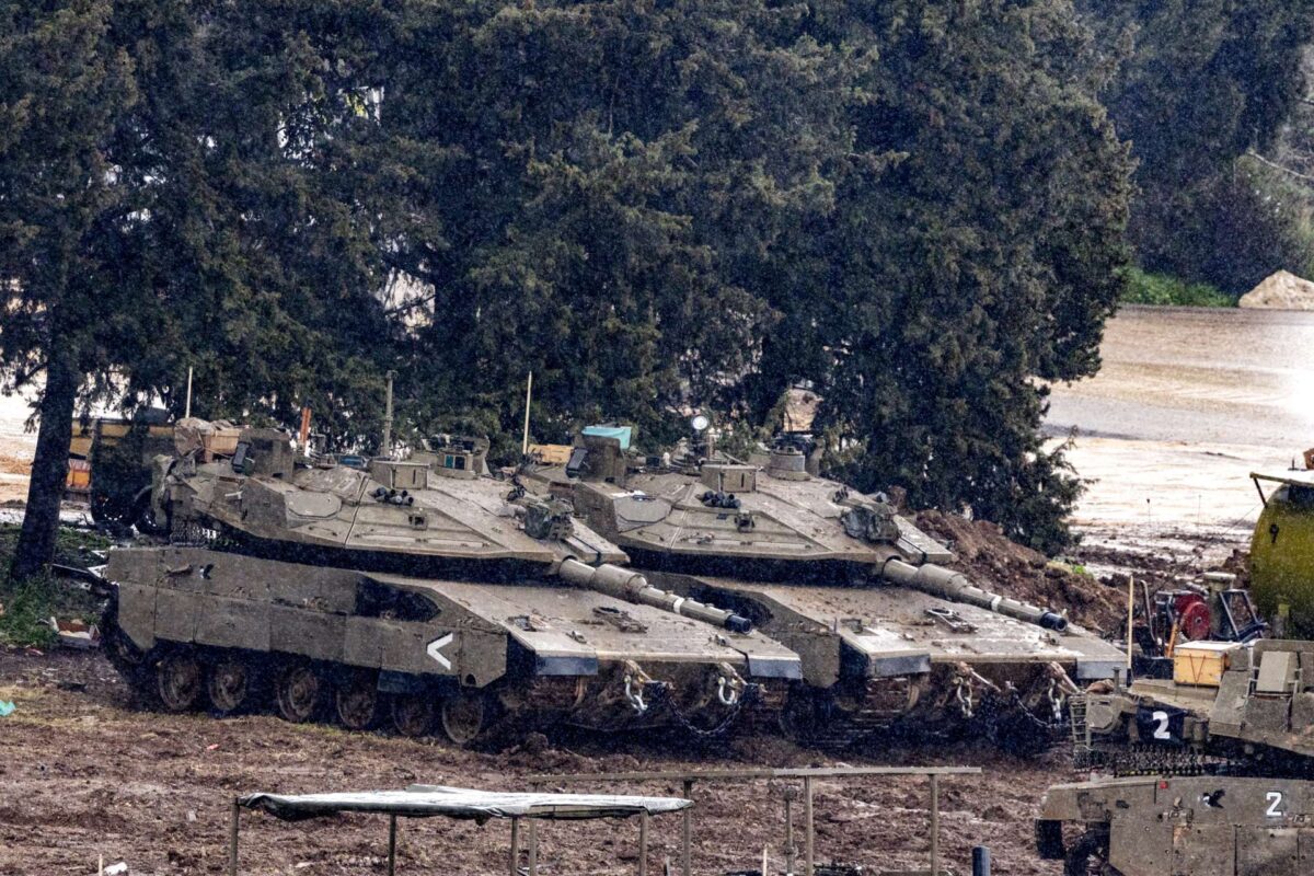 Το Ισραήλ ενισχύει τις δυνάμεις του για ευρεία χερσαία επιχείρηση προώθησης στο έδαφος του Λιβάνου