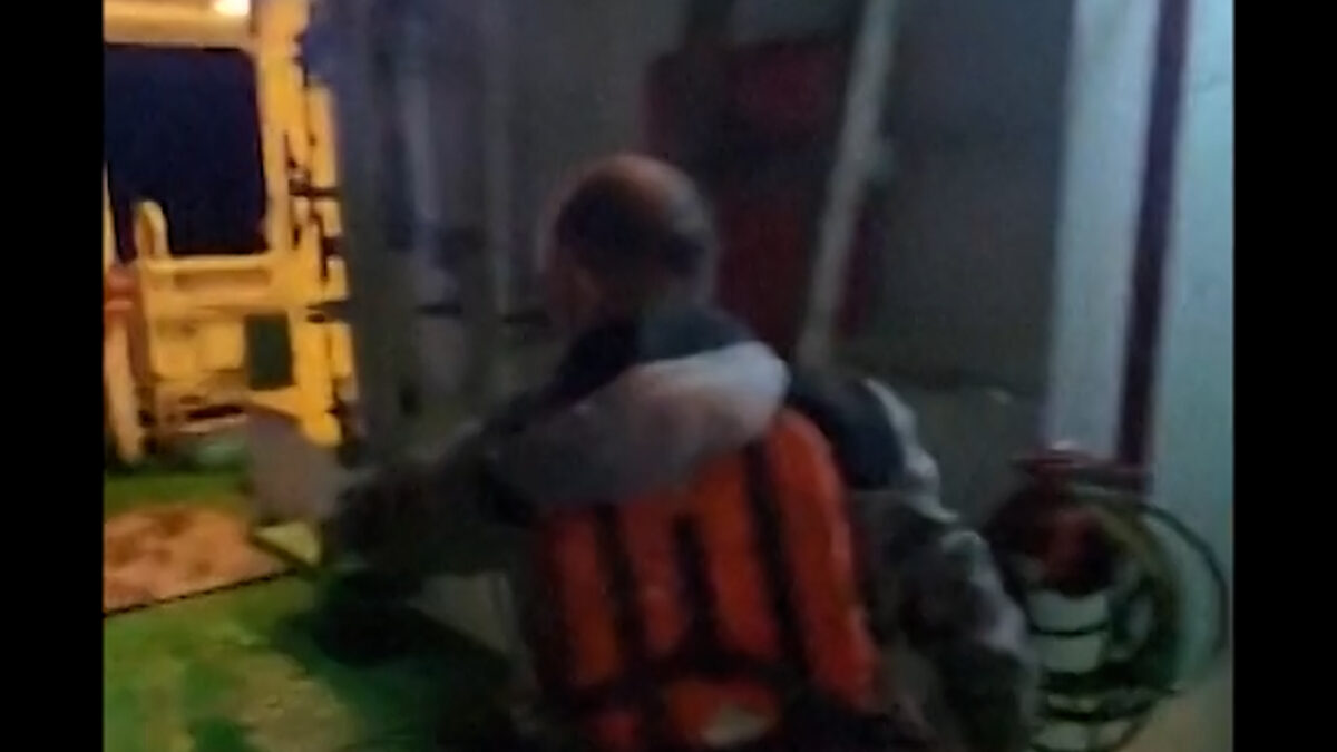 Βίντεο από τη διάσωση ναυτικών του ελληνόκτητου τάνκερ που χτυπήθηκε στον Περσικό