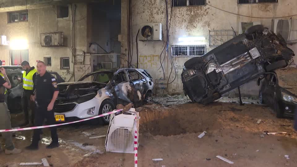 Τρεις τραυματίες και ζημιές από θραύσματα πυραύλων στο κεντρικό Ισραήλ