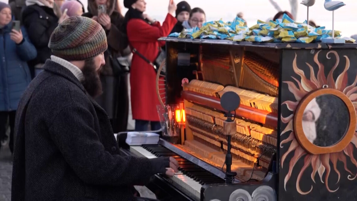 «Αξίζει να ζεις γι’ αυτό»: Το πιάνο της ανατολής επέστρεψε στις ακτές της Οδησσού