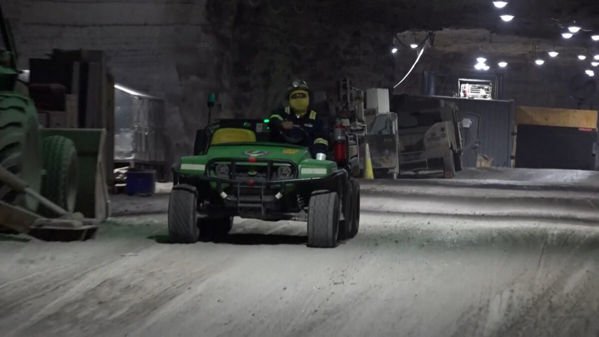 Κάτω από τη λίμνη Έρι: Το γιγαντιαίο ορυχείο στις ΗΠΑ που κρατά ανοιχτούς τους δρόμους τον χειμώνα