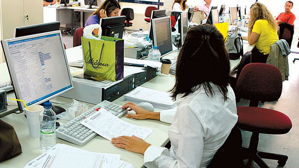 Δημόσιοι υπάλληλοι: Οριζόντια αύξηση 40 ευρώ μικτά τον μήνα από τον Απρίλιο – Αναλυτικά παραδείγματα