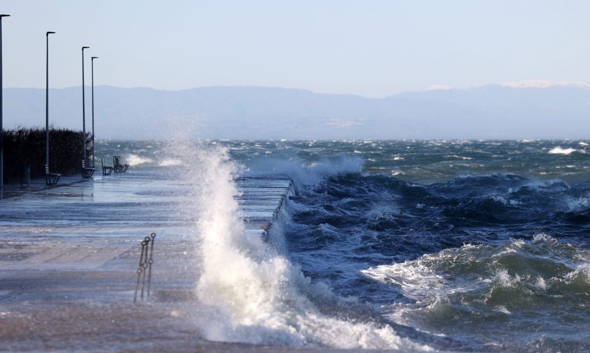 Καιρός: Με λιακάδα η Δευτέρα, επιδείνωση από την Τρίτη – Η πρόγνωση για τις επόμενες
