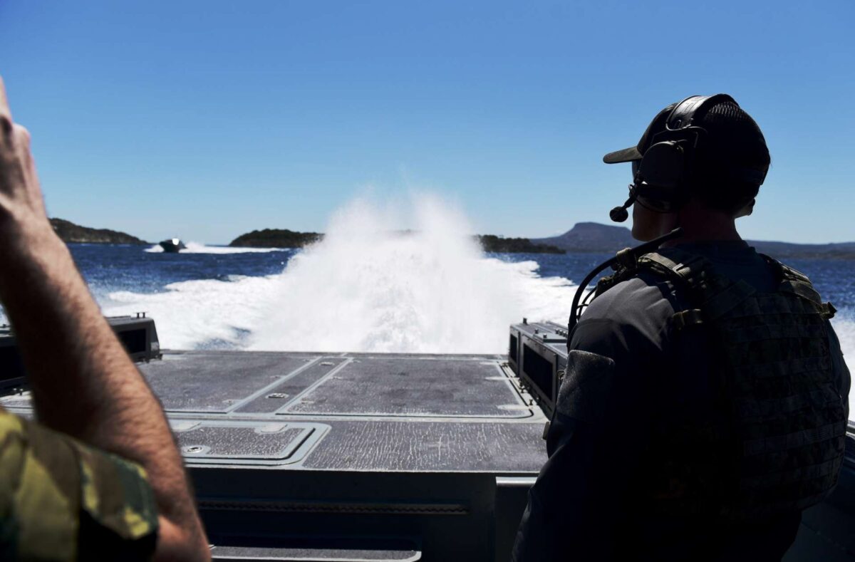 Νέο κατασκοπευτικό θρίλερ στη Σούδα: Πλήθος ενοχοποιητικών στοιχείων και κρυπτογραφημένο λογισμικό στο κινητό του άνδρα που φωτογράφιζε τη νατοϊκή βάση