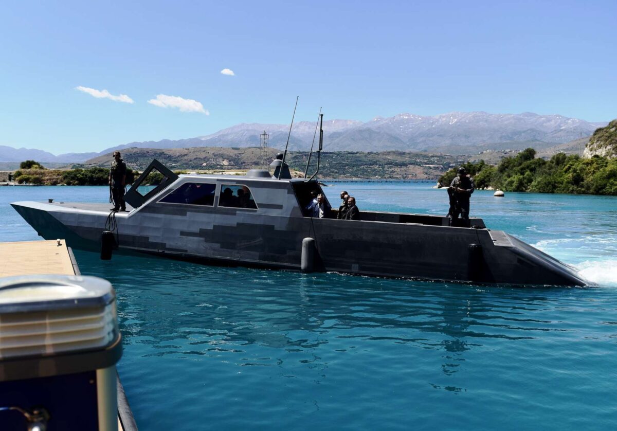 Κατασκοπευτικό θρίλερ στη Σούδα: Πλήθος ενοχοποιητικών στοιχείων και κρυπτογραφημένο λογισμικό στο κινητό του άνδρα που φωτογράφιζε τη νατοϊκή βάση