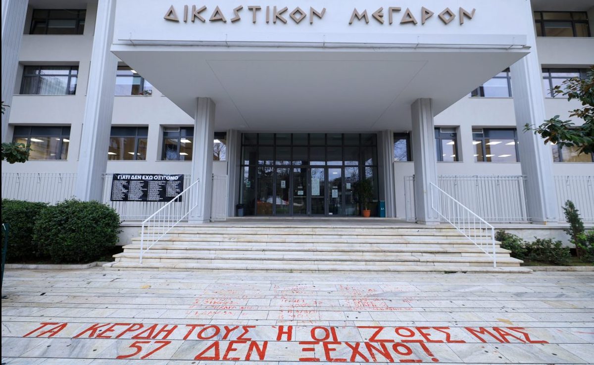 Δίκη για τα χαμένα βίντεο: Αντιδράσεις συγγενών θυμάτων των Τεμπών στη διακοπή για τις 2 Απριλίου – Για «ντροπιαστική εικόνα» έκανε λόγο η Καρυστιανού