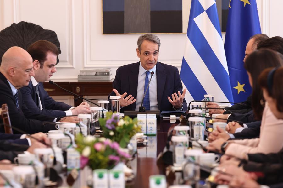 Η εισήγηση του Πρωθυπουργού στο Υπουργικό Συμβούλιο πριν από λίγο – Στα 920€ ο κατώτατος μισθός