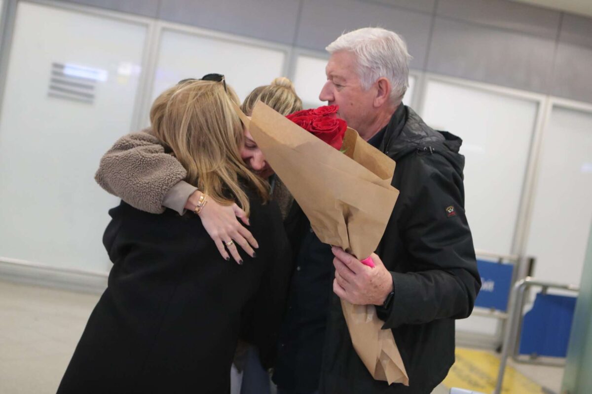 Επαναπατρίστηκαν άλλοι 134 Έλληνες από τη Μέση Ανατολή – Χαμόγελα, αγκαλιές και ανακούφιση