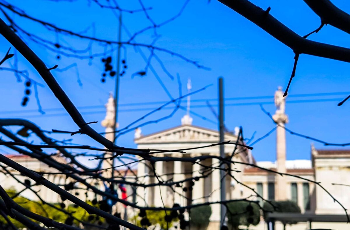 Καιρός: Ανοιξιάτικο το Σαββατοκύριακο – Βροχές και θυελλώδεις άνεμοι από τα μέσα της εβδομάδας