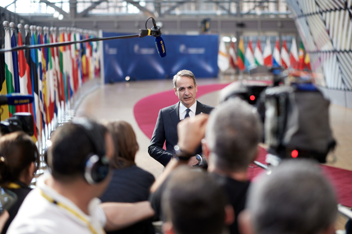 O διπλός «πονοκέφαλος» του Mαξίμου: H γεωπολιτική σκακιέρα που απειλεί την τσέπη του Έλληνα και τα σύνορα