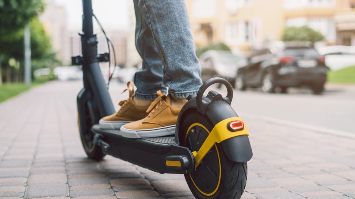 Κέρκυρα: «Έπεσε με το πατίνι και χτύπησε το κεφάλι του στο κράσπεδο, σώθηκε επειδή φορούσε κράνος» λέει ο πατέρας του 14χρονου