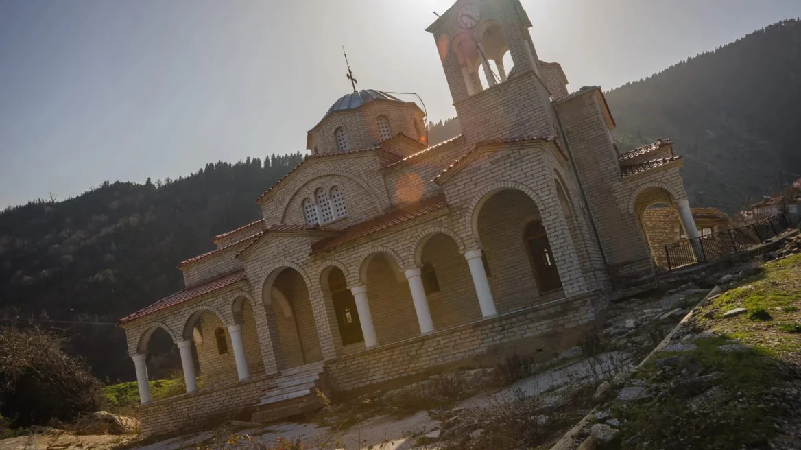 Το ελληνικό χωριό που εγκαταλείφθηκε από τους κατοίκους του γιατί βουλιάζει στο έδαφος