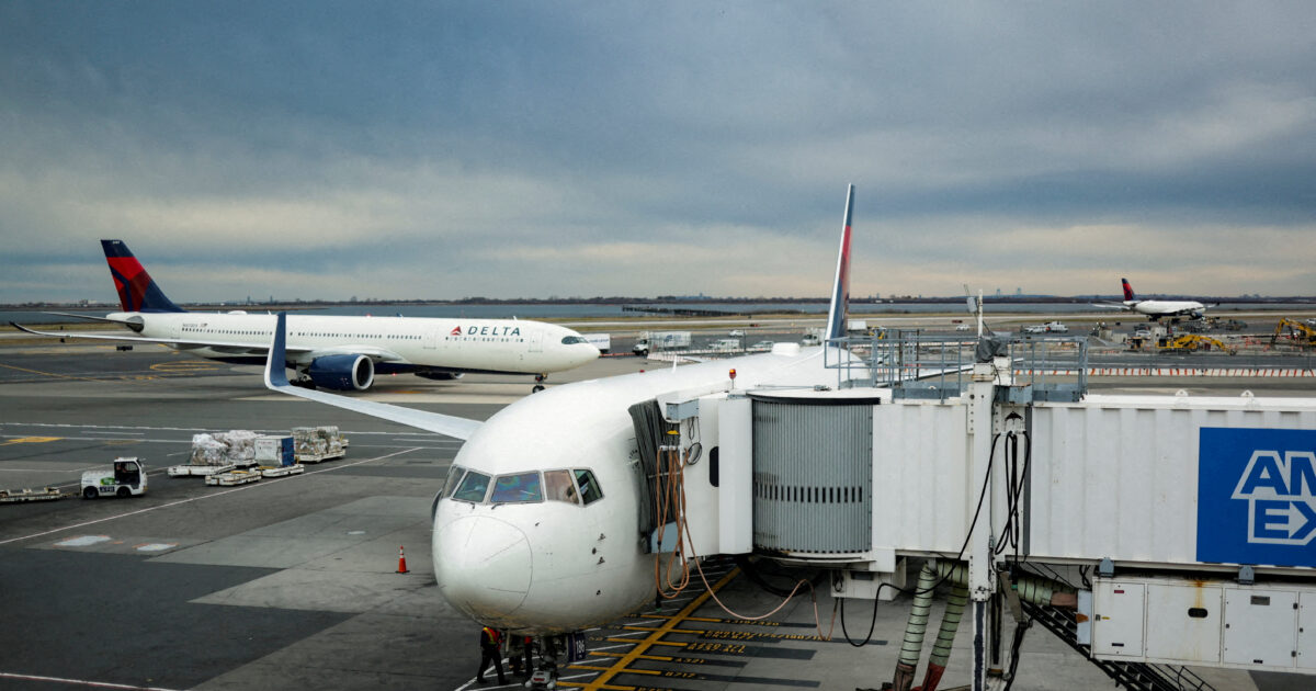 Εκτόξευση των αεροπορικών εισιτηρίων έως 560% – Η ζήτηση για καλοκαιρινές διακοπές «καταρρέει»