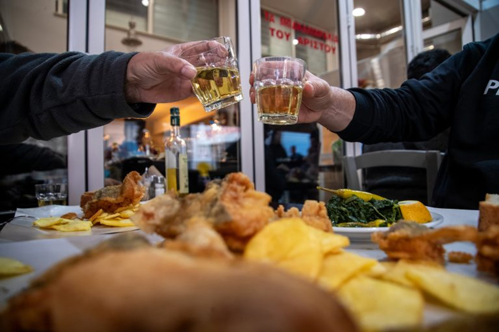 Sold out ο μπακαλιάρος σκορδαλιά – Δεν έμεινε καρέκλα αδειανή στις ψαροταβέρνες