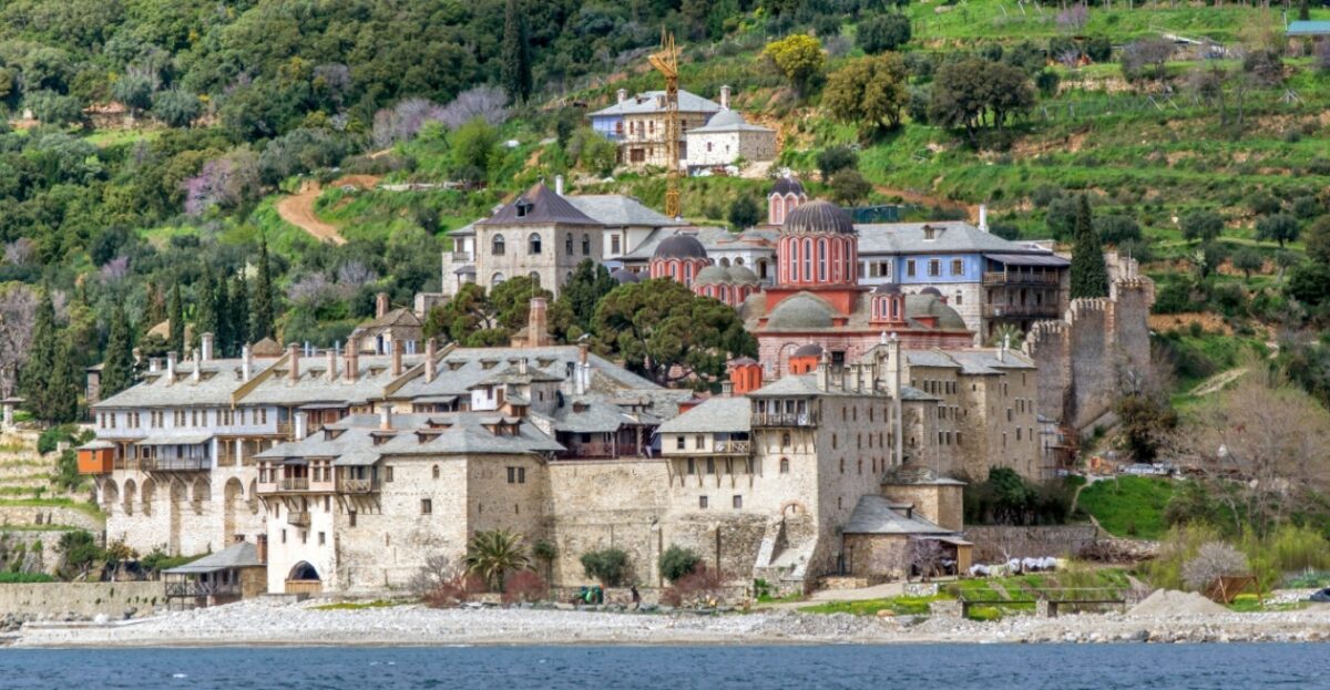 Άγιον Όρος: Μίνι λεωφορείο έπεσε στη θάλασσα στο λιμάνι της Δάφνης – Καλά στην υγεία του ο οδηγός