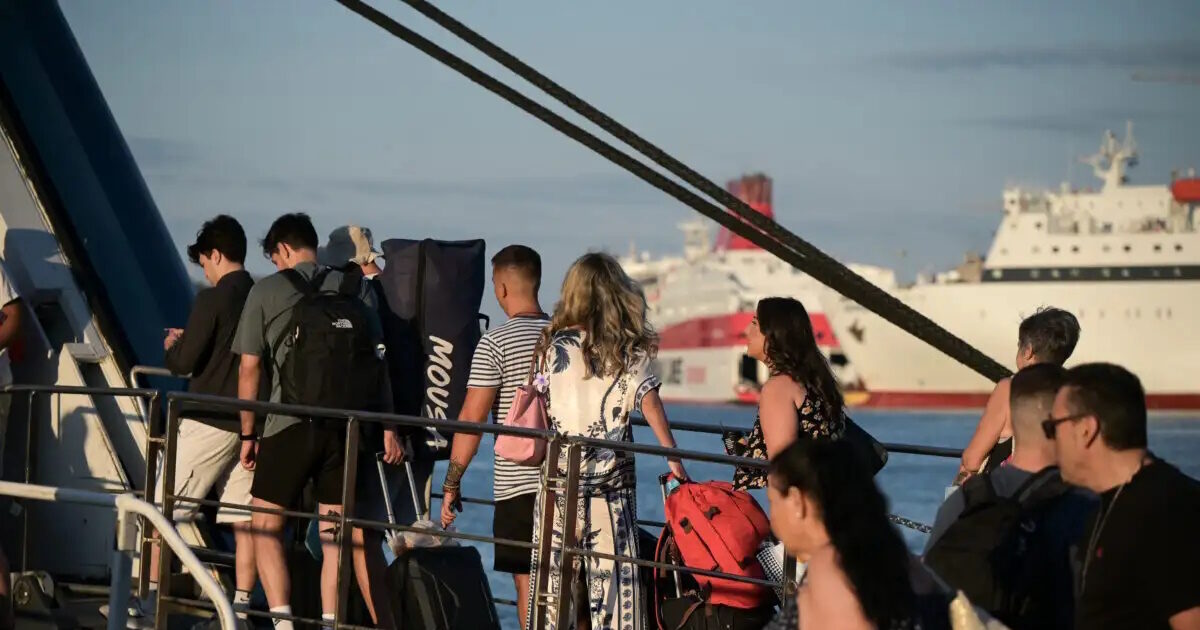 Ακτοπλοϊκά εισιτήρια: Κρατική αποζημίωση στις εταιρείες για να συγκρατηθεί το κόστος της εξόδου του Πάσχα