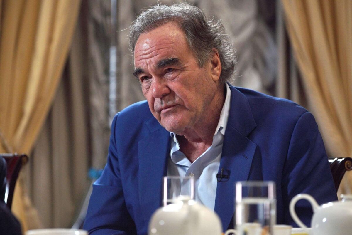 Όλιβερ Στόουν: Τώρα πόλεμος στο Ιράν, δεν μαθαίνουμε ποτέ το μάθημά μας