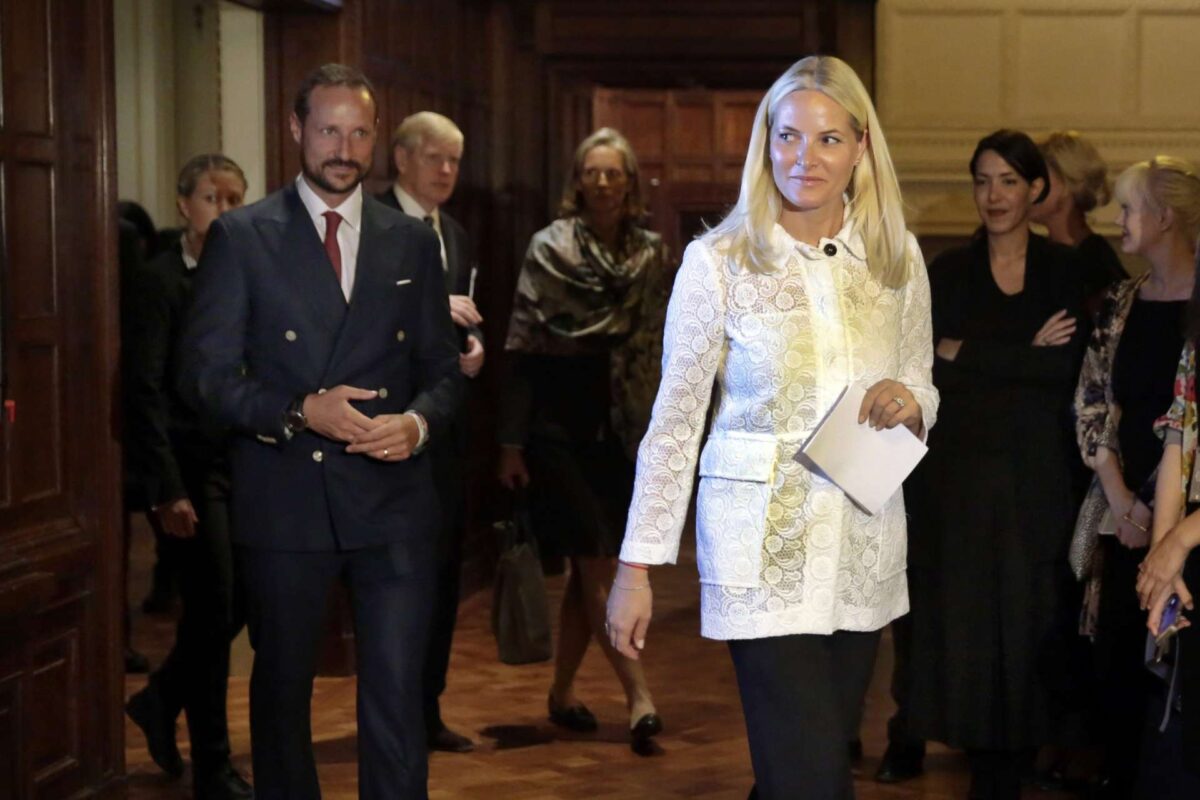 Νορβηγία: Η πριγκίπισσα Μέτε-Μάριτ ζητά συγγνώμη για τη σχέση με τον Έπστιν – «Χειραγωγήθηκα και εξαπατήθηκα»