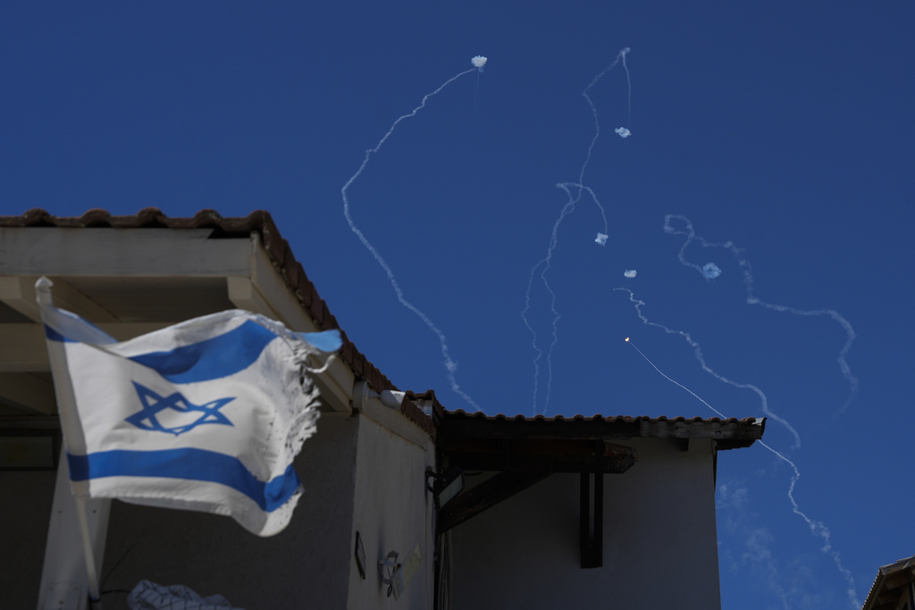 Το Ιράν έπληξε στόχους στο Ισραήλ με μη επανδρωμένα αεροσκάφη – Βίντεο από τη στιγμή που εκρήγνυται βόμβα διασποράς