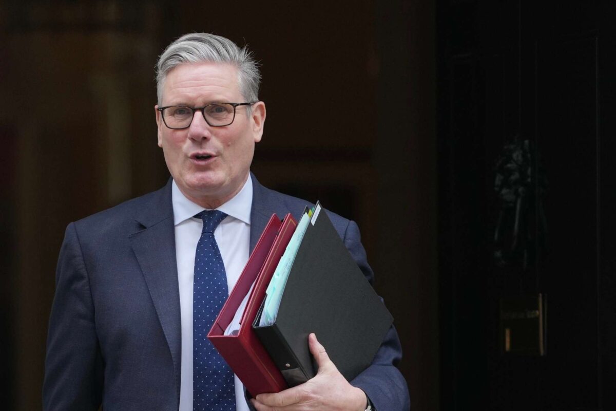 Στάρμερ: Αναδίπλωση σε 48 ώρες και προβλήματα στον επαναπατρισμό Βρετανών