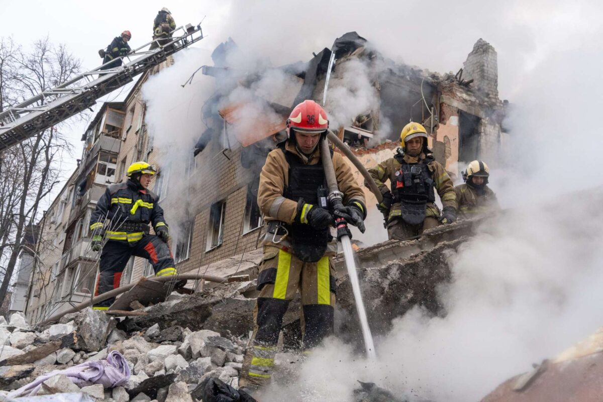 Ουκρανία: Ρωσικό πλήγμα σκότωσε 15χρονη – Πυρκαγιά σε αποθήκη πετρελαίου στη Ρωσία μετά από ουκρανική επίθεση