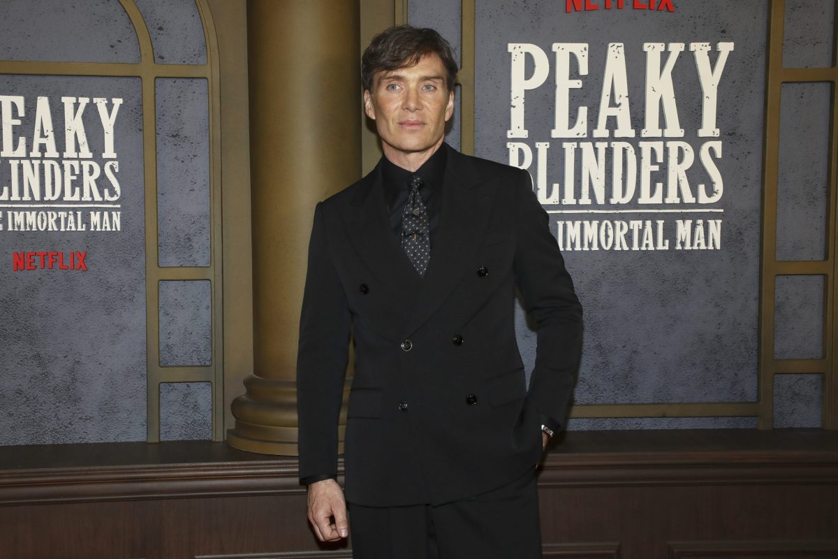 Καλλιτέχνης δημιούργησε με βλεφαρίδα μικροσκοπικό γλυπτό του Τόμι Σέλμπι από τη σειρά «Peaky Blinders»