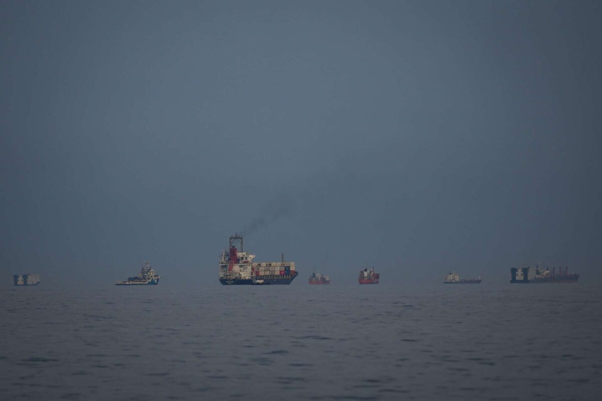 Τι συμβαίνει στα Στενά του Ορμούζ: 97% πτώση στη ναυσιπλοΐα, 21 επιθέσεις και 20.000 εγκλωβισμένοι