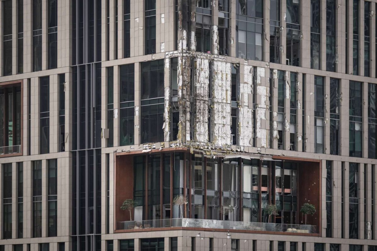 ΗΑΕ: Πέντε τραυματίες μετά από ιρανική επίθεση με πυραύλους και drones σε βιομηχανική ζώνη