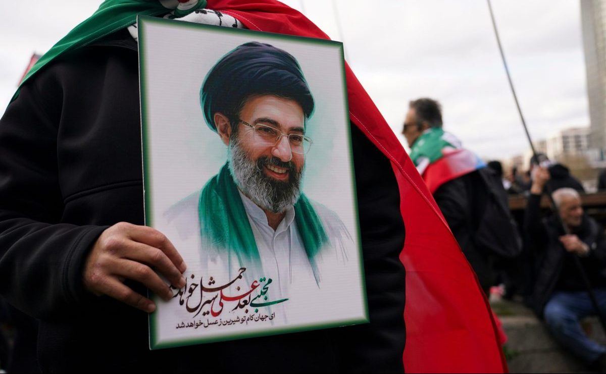 New York Post: Οι μυστικές υπηρεσίες των ΗΠΑ είπαν στον Τραμπ ότι ο Μοτζτάμπα Χαμενεΐ ενδέχεται να είναι gay – Η αντίδραση του Αμερικανού προέδρου