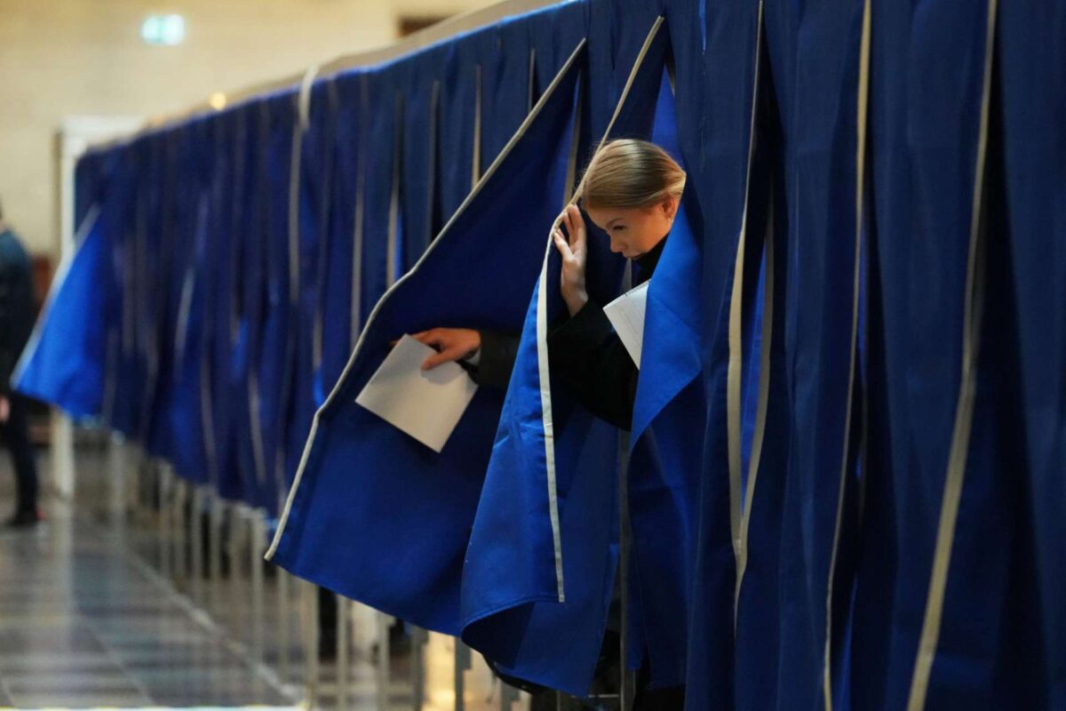 Δανία: Άνοιξαν οι κάλπες για τις βουλευτικές εκλογές – Για τρίτη θητεία πάει η απερχόμενη πρωθυπουργός Φρέντερικσεν