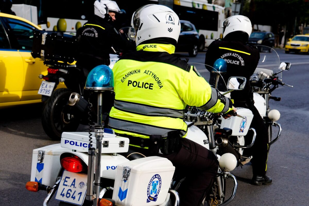 Εξάρχεια: Ζημιές σε είσοδο πολυκατοικίας από «γκαζάκια»