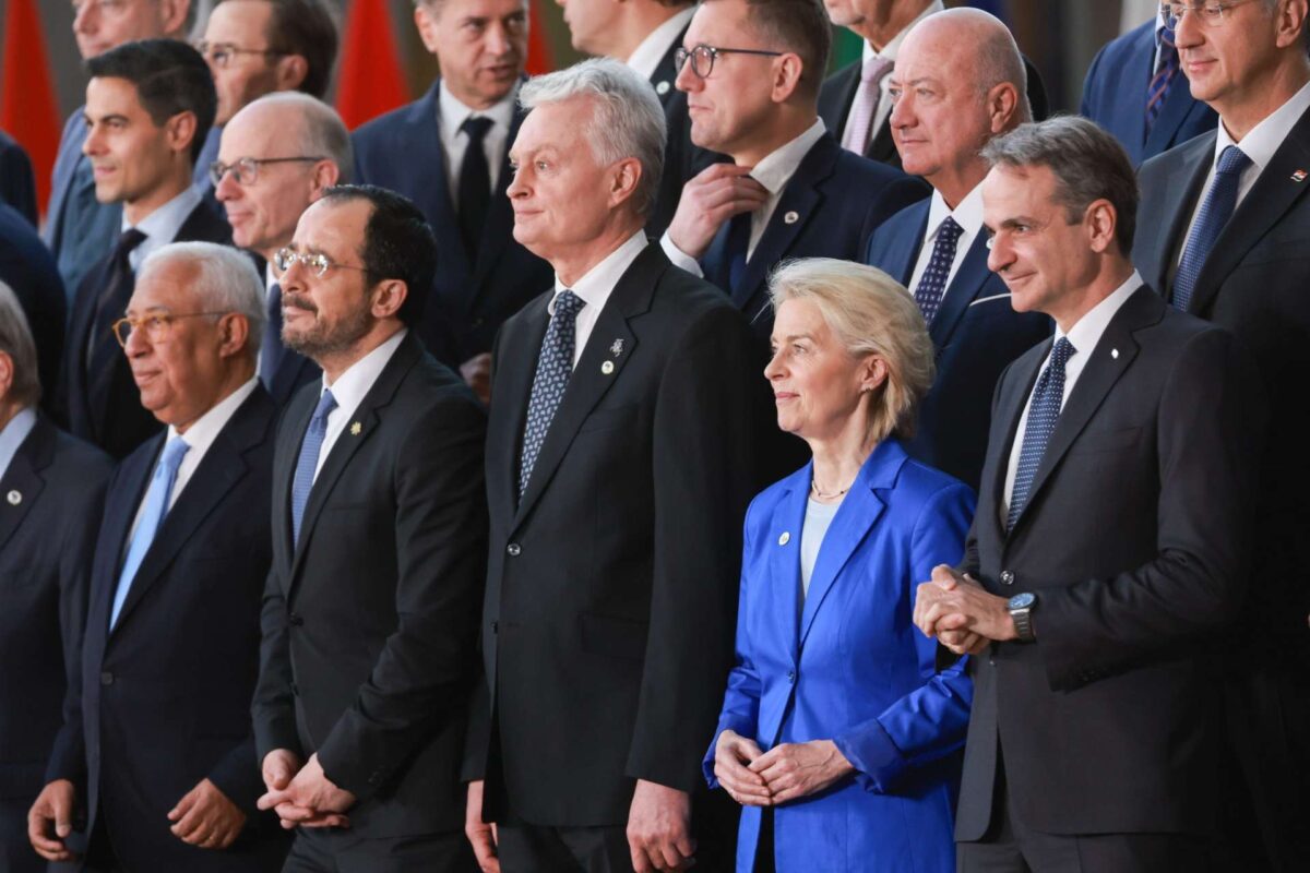 Ανάχωμα στην κρίση αναζητούν στη Σύνοδο Κορυφής οι ηγέτες της ΕΕ – Στο τραπέζι η πρόταση Μητσοτάκη για ρήτρα αμοιβαίας συνδρομής