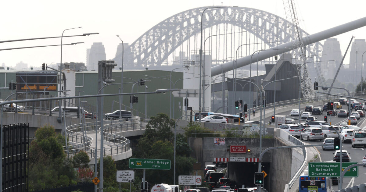 Η Αυστραλία μειώνει στο μισό τον φόρο στα καύσιμα