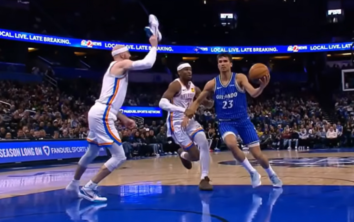 Απίθανη φάση στο ΝΒΑ: Ο Καρούζο έπαιξε άμυνα με το… παπούτσι στο χέρι, δείτε βίντεο