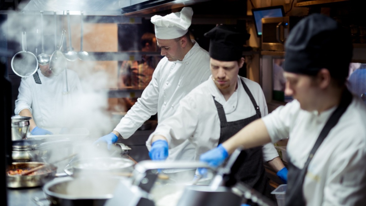 Εστίαση – Τουρισμός: Υπογράφεται η Συλλογική Σύμβαση με αύξηση μισθών 12% σε δύο χρόνια για 500 χιλιάδες εργαζόμενους σε ξενοδοχεία, εστιατόρια, καφέ