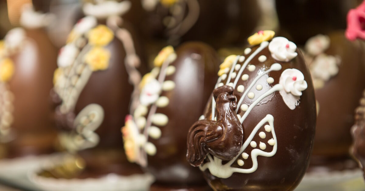 Σοκολατένια αυγά και σοκολάτες με διψήφια αύξηση τιμών που δεν συνάδει με την πορεία του κακάο