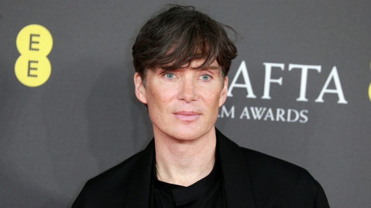 Ο Κίλιαν Μέρφι στην Ελλάδα… χορεύει στο ταψί σε ρυθμούς Lalaland τον 007