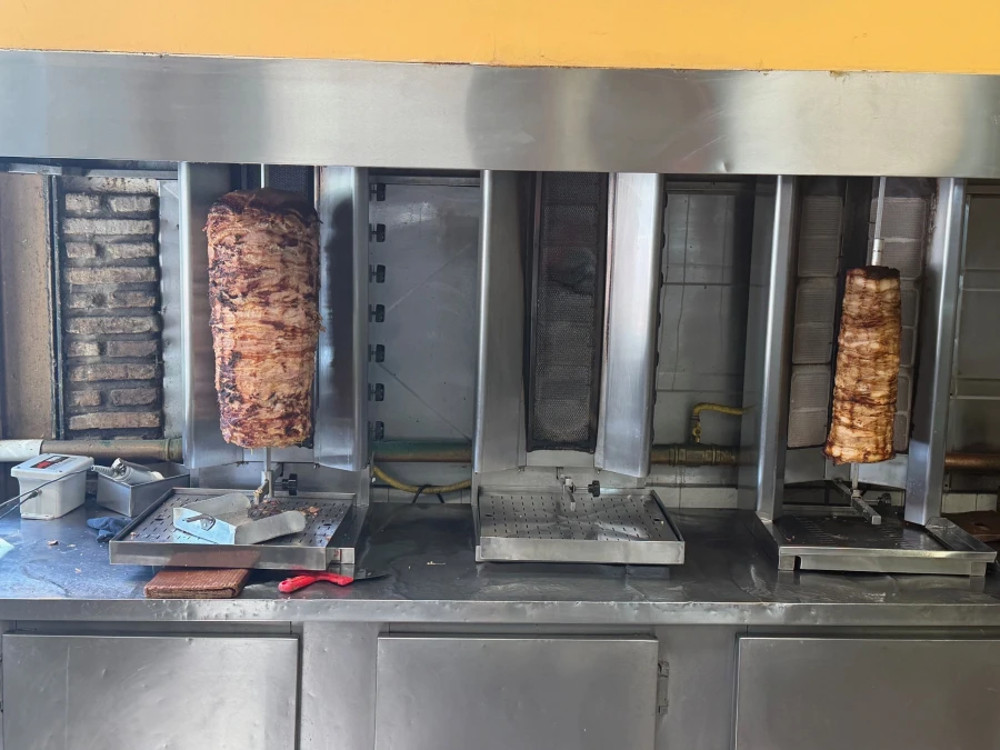 Σουβλάκι: Πώς έφτασε να στοιχίζει 4 ευρώ και έγινε… πολυτέλεια για τους Έλληνες