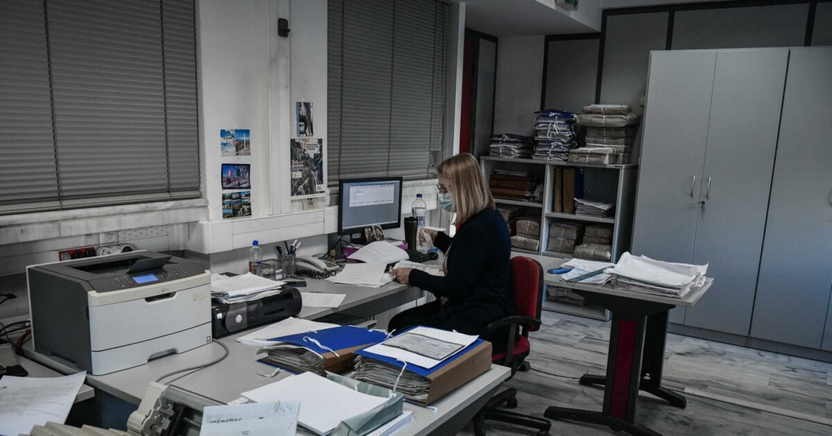 Αυξήσεις στους δημοσίους υπαλλήλους: Θα λάβουν έως 2,5 μισθούς επιπλέον συγκριτικά με το 2023