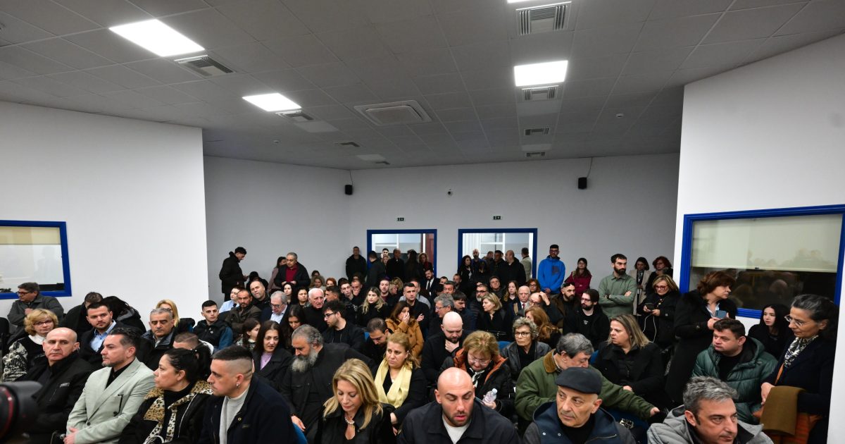 Τέμπη: Μετ’ εμποδίων η δίκη – Ασφυκτικές συνθήκες και διαμαρτυρίες για την χωρητικότητα