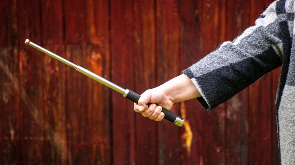 Συνελήφθη 17χρονος μαθητής που πήγε σχολείο με… πτυσσόμενο γκλομπ