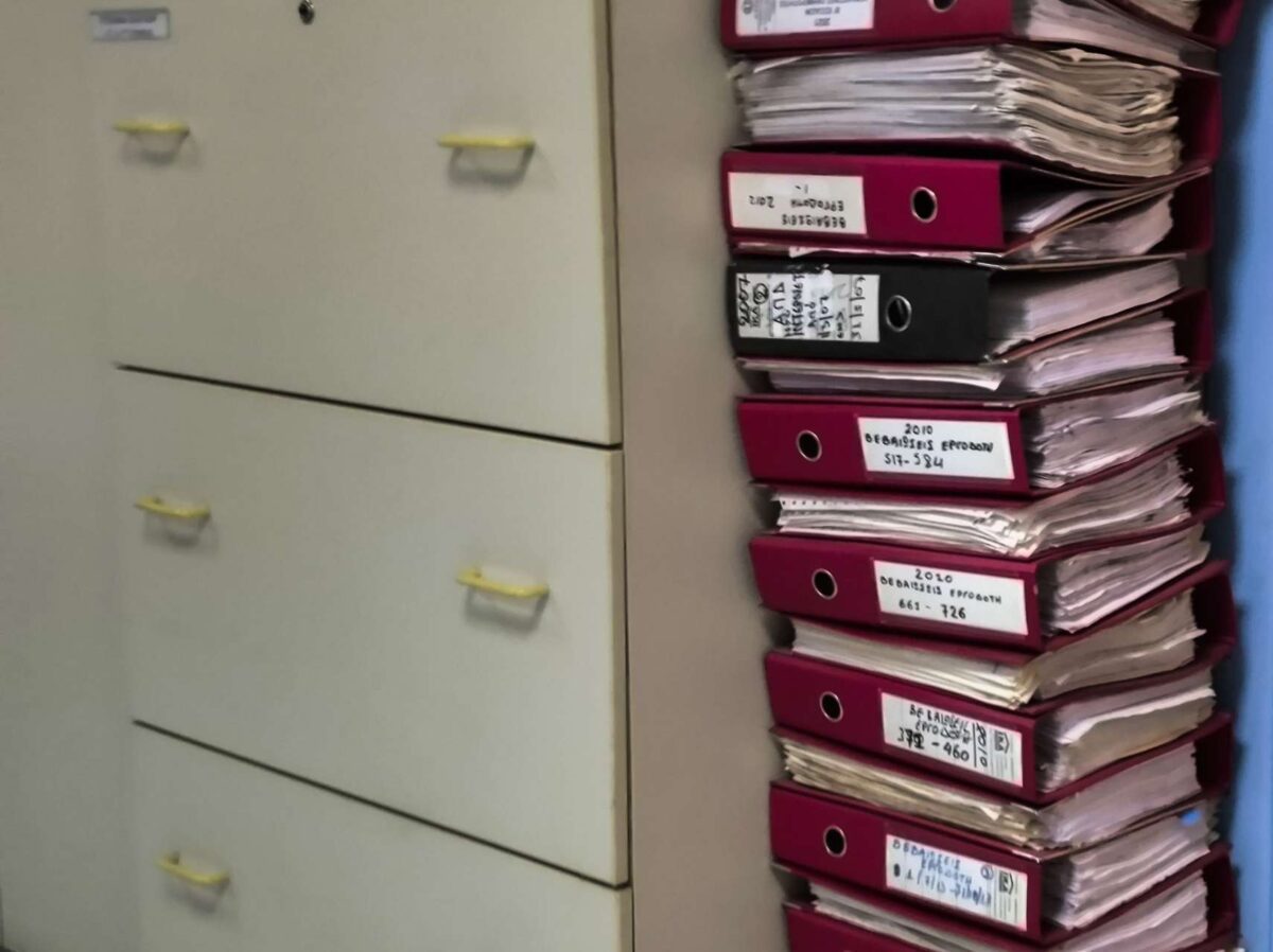 Ένας 65χρονος εισέβαλε στα γραφεία του ΕΦΚΑ στην Ομόνοια και απείλησε τους υπαλλήλους με στυλιάρι