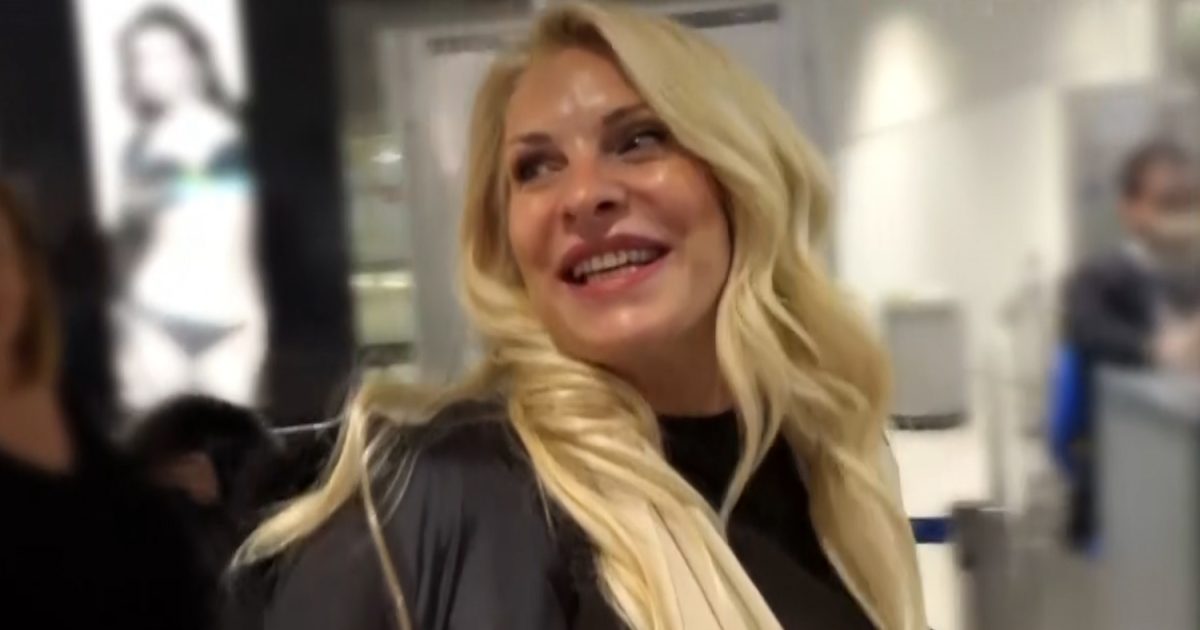 Ελένη Μενεγάκη – Η επική αντίδραση σε δημοσιογράφο: «Εσύ είσαι καινούργια στην τηλεόραση;»